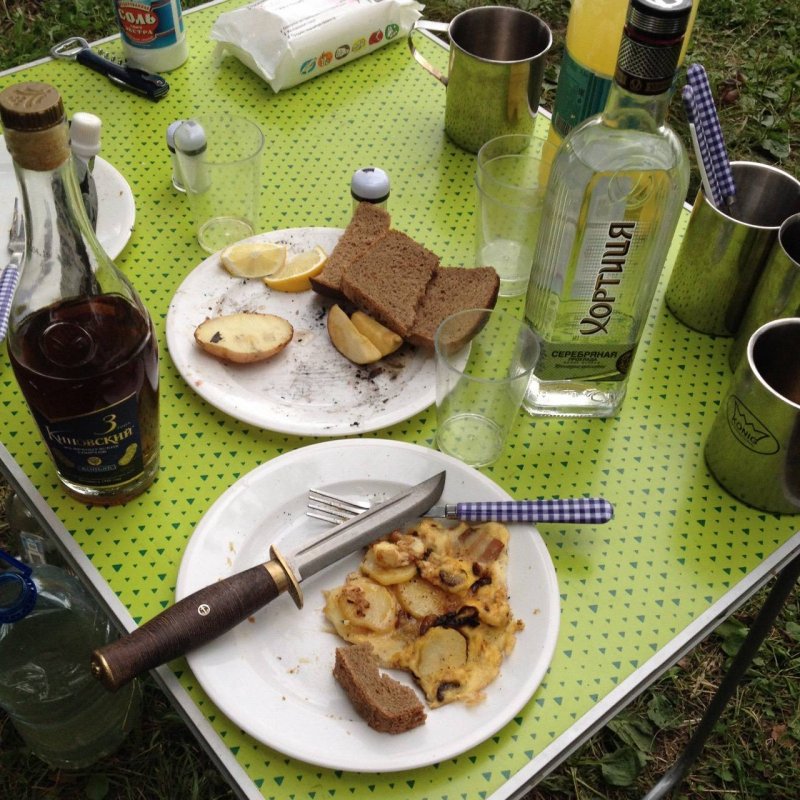 Стол с водкой и закуской