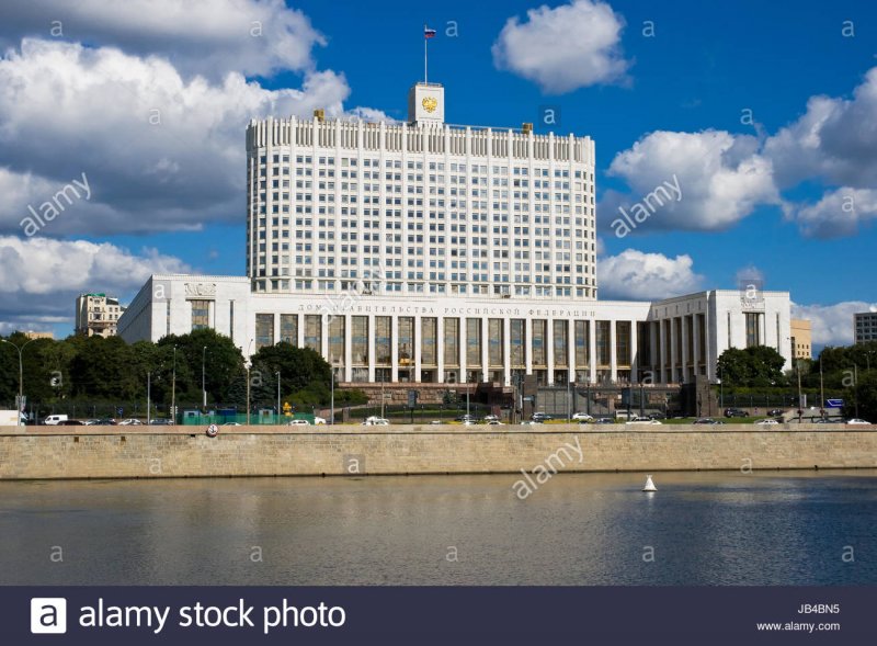 Здание рядом с белым дом в Москве