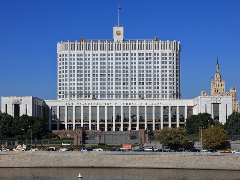 Большое белое здание в Москве
