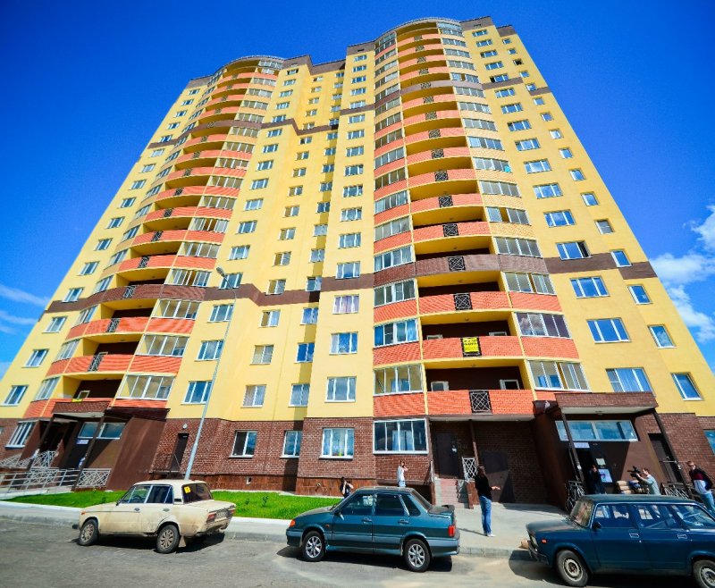 Желтый многоквартирный дом