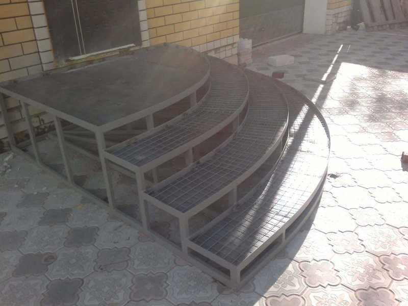 Полукруглые ступеньки в дом
