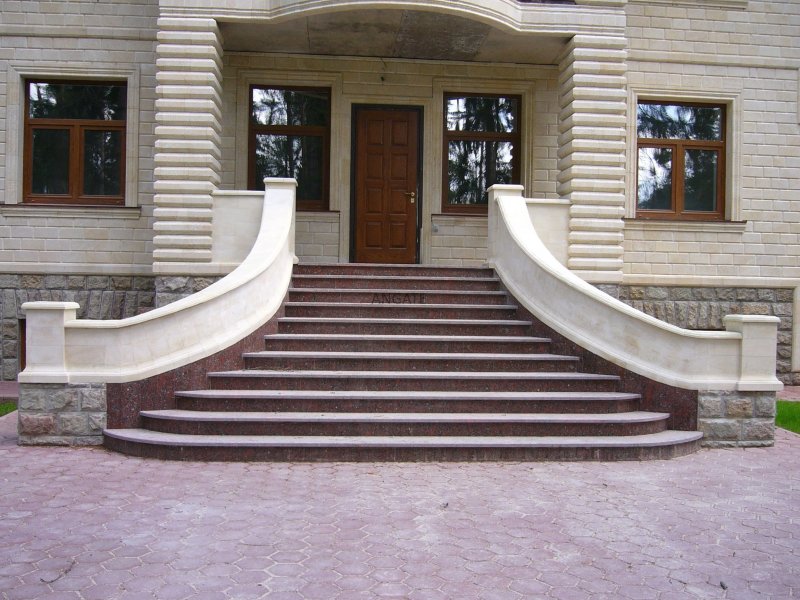 Брусчатка перед крыльцом