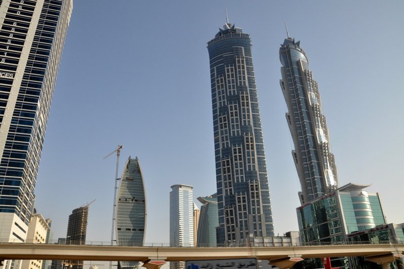 Дубай небоскреб Emirates Towers