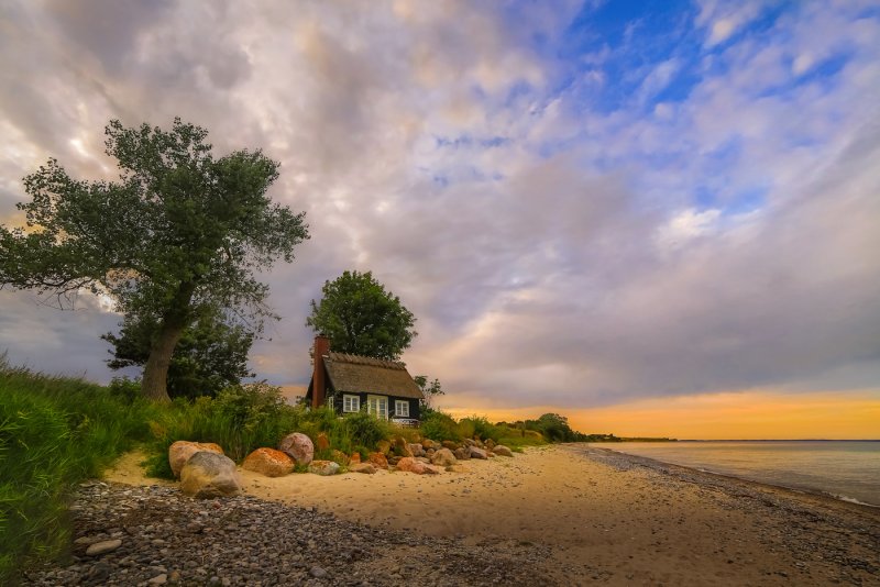 Старенький дом у моря
