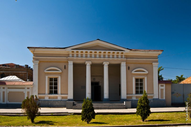 Особняк Сальваторе крыльцо