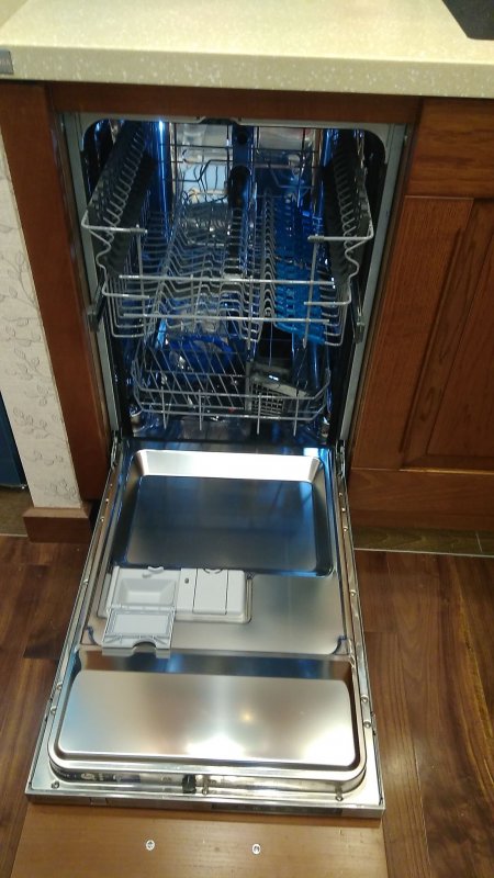 Посудомойка в крошечной кухне