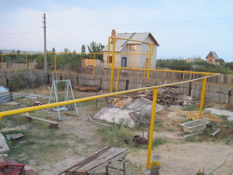 Газовая труба на участке