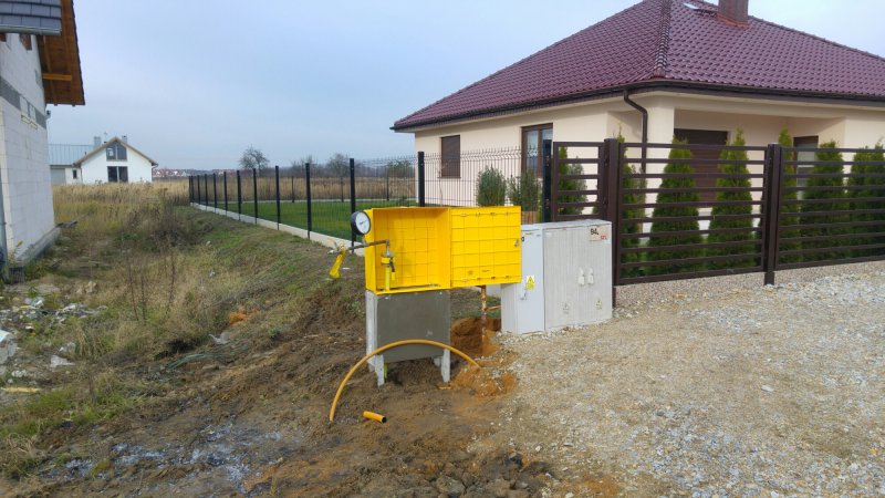 Газовая труба на участке