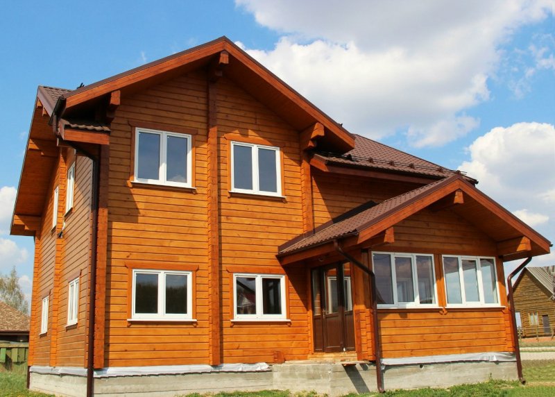 Крашеный деревянный дом внутри