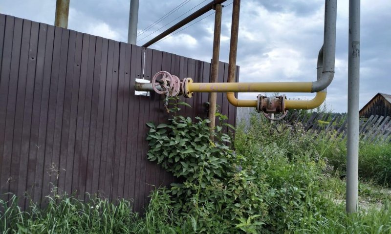 Газовая труба на участке