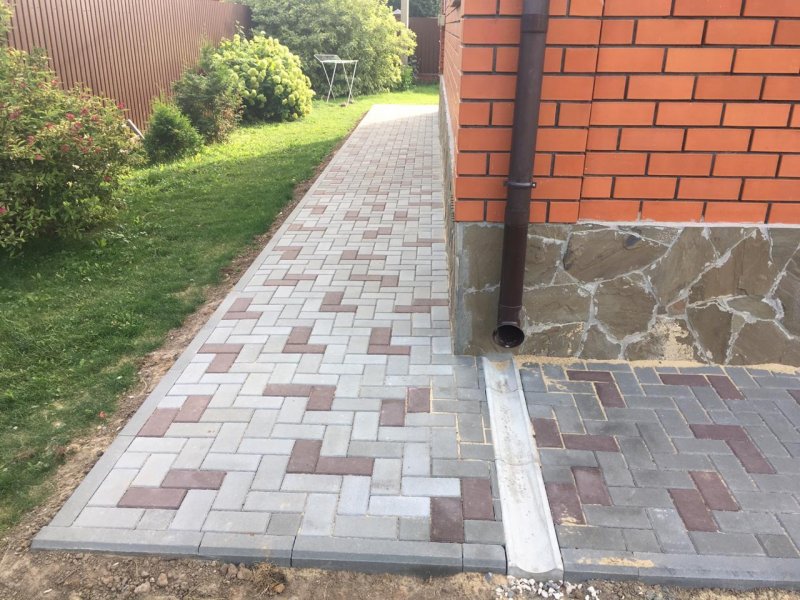 Дорожки из брусчатки на даче