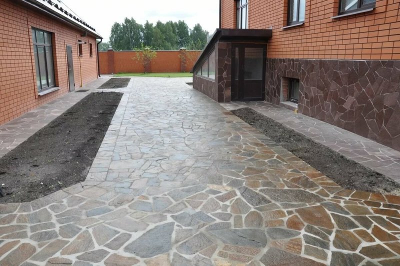 Тротуарная плитка перед домом
