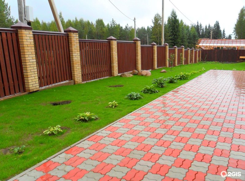 Ограда из брусчатки