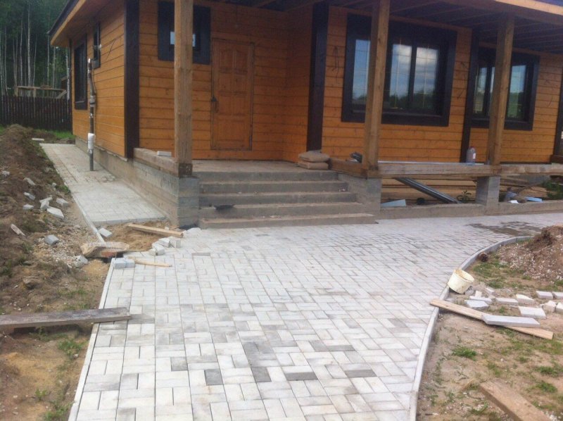 Опалубка вокруг дома тротуарной плиткой
