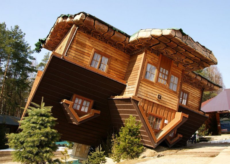 Дом перевертыш Польша