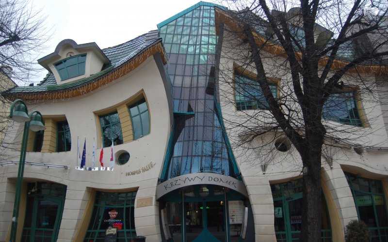 Перевернутый дом в Польше