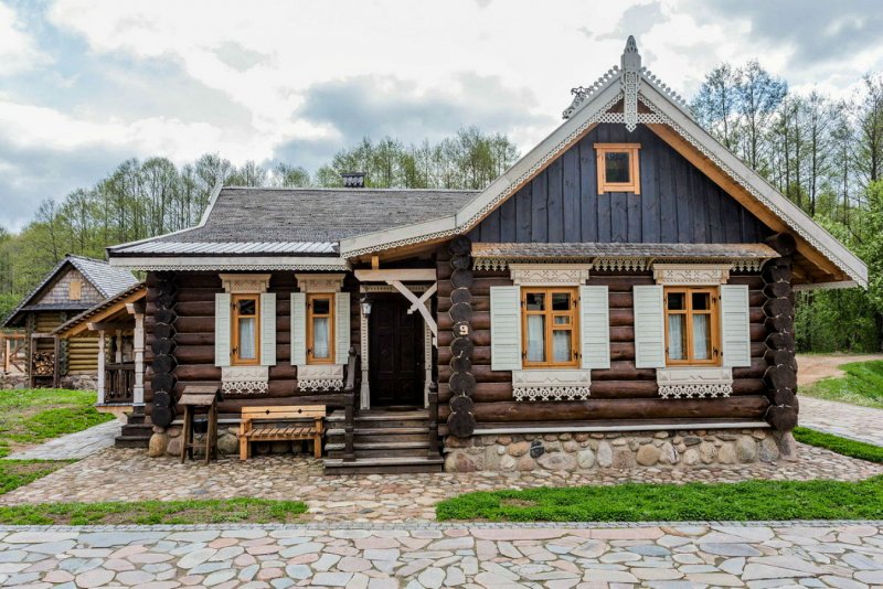 Деревянный дом в лесу