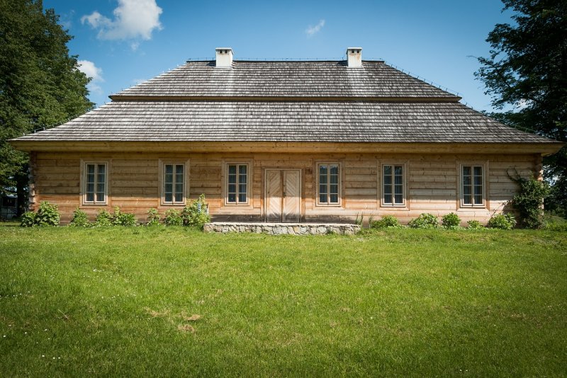 Деревянный домик в деревне