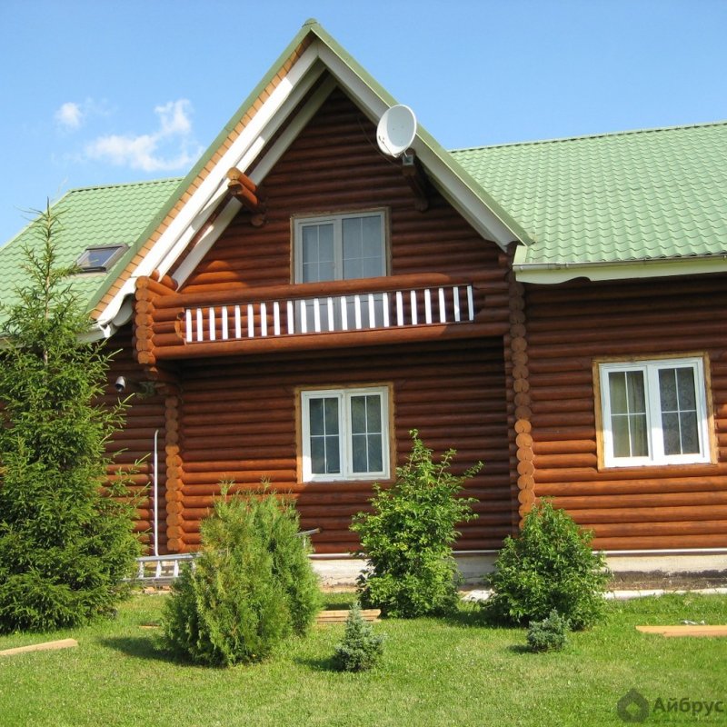 Дом с красными ставнями