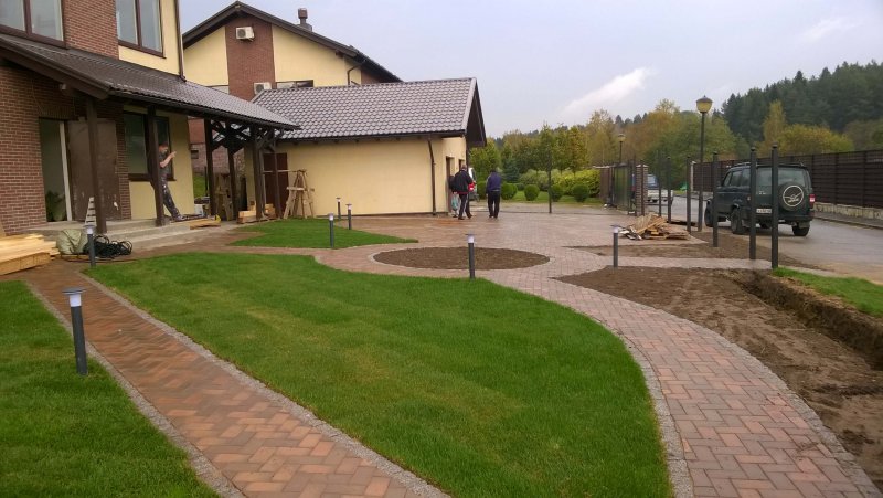 Двор загородного дома