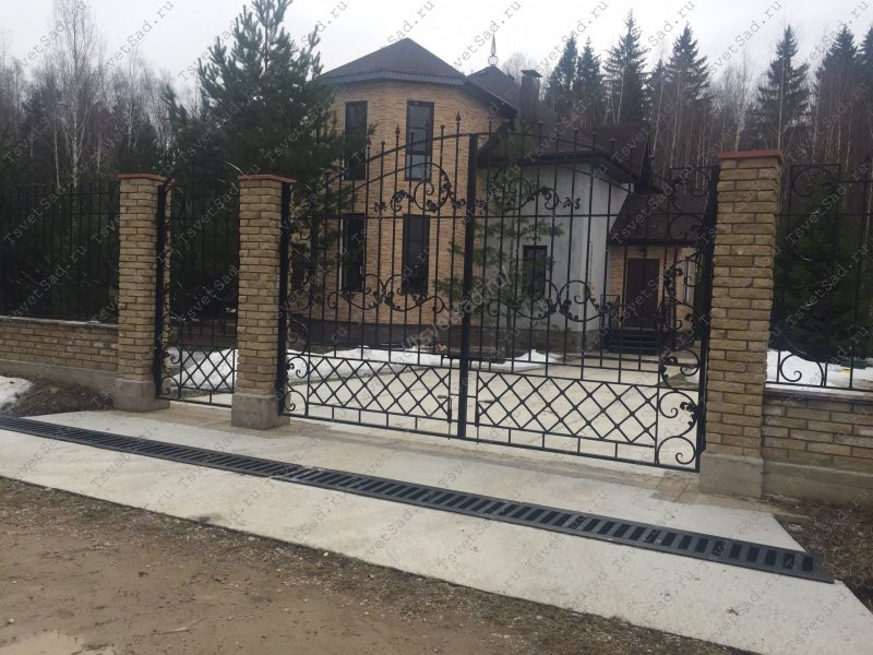 Участок перед воротами