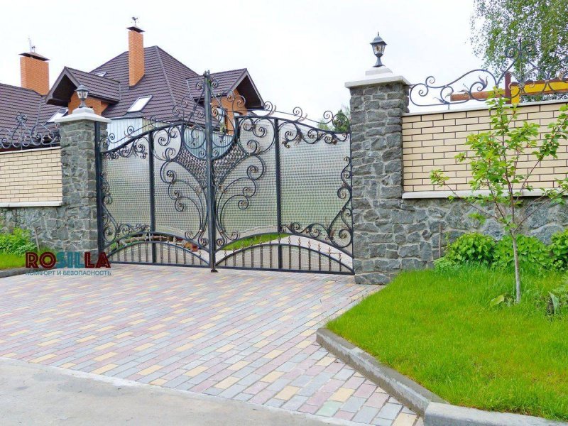 Подъезд к воротам частного дома
