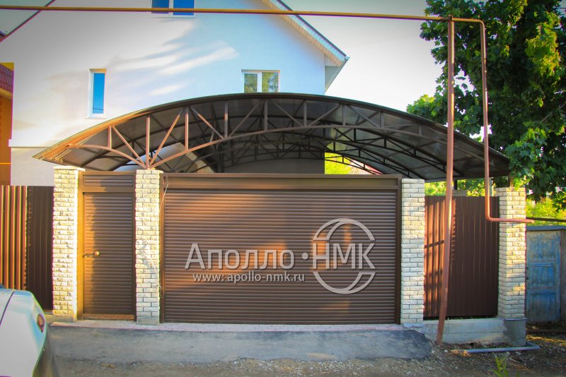 Въездные ворота с навесом для автомобиля