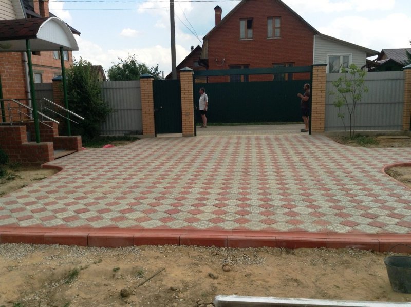 Брусчатка перед домом и гаражом