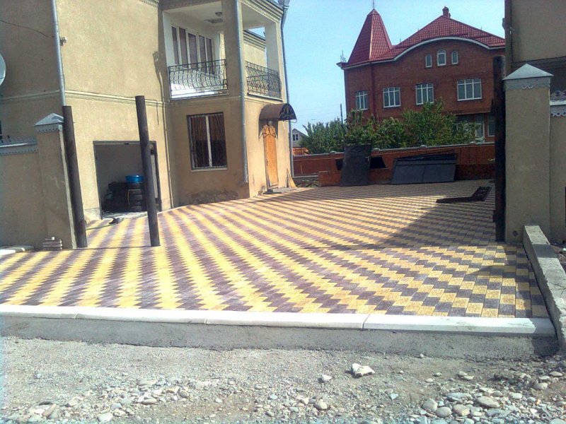 Тротуарная плитка перед забором