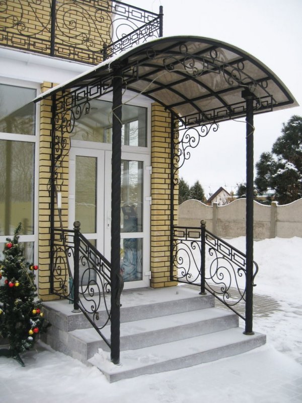 Кованые крылечки с козырьком