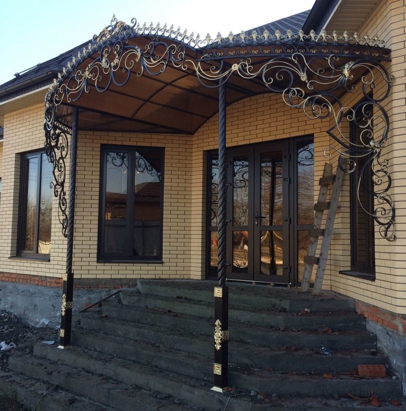 Козырек для входной двери в частный дом
