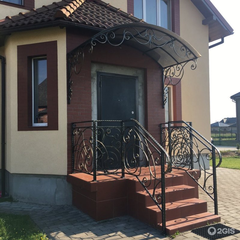 Полукруглое крыльцо с навесом