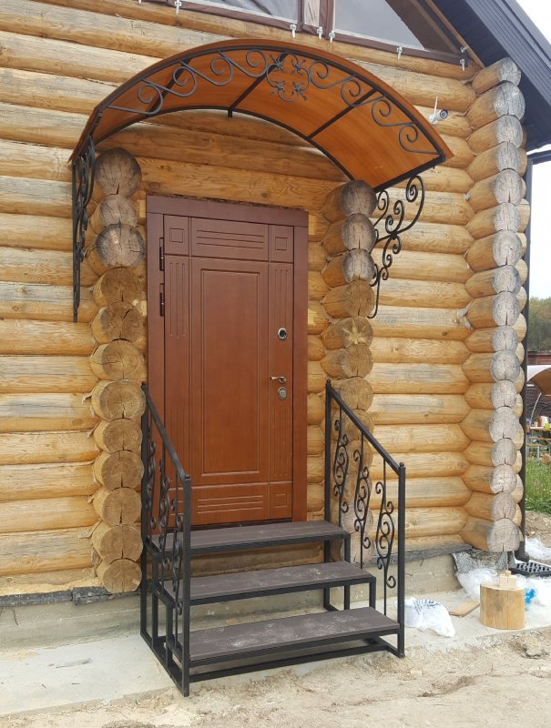 Круглое крыльцо с козырьком