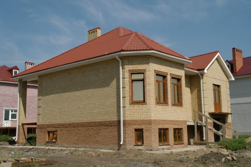Дом из рустированного силикатного кирпича