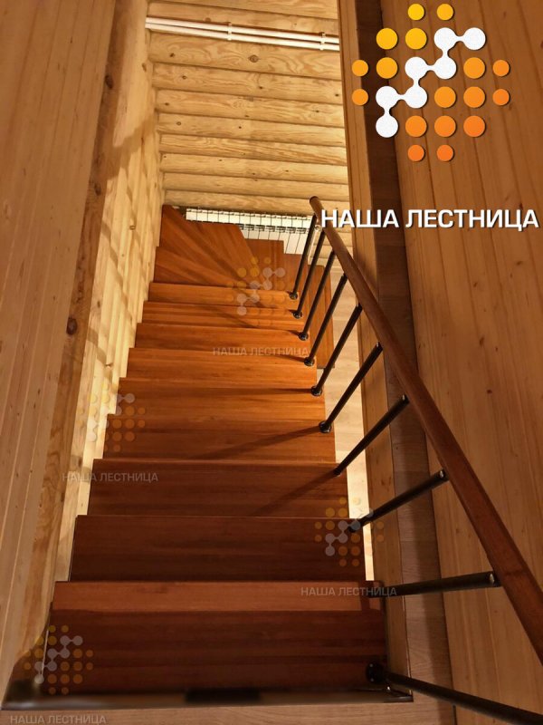 Дизайн лесенки-полки гусиный шаг из металла