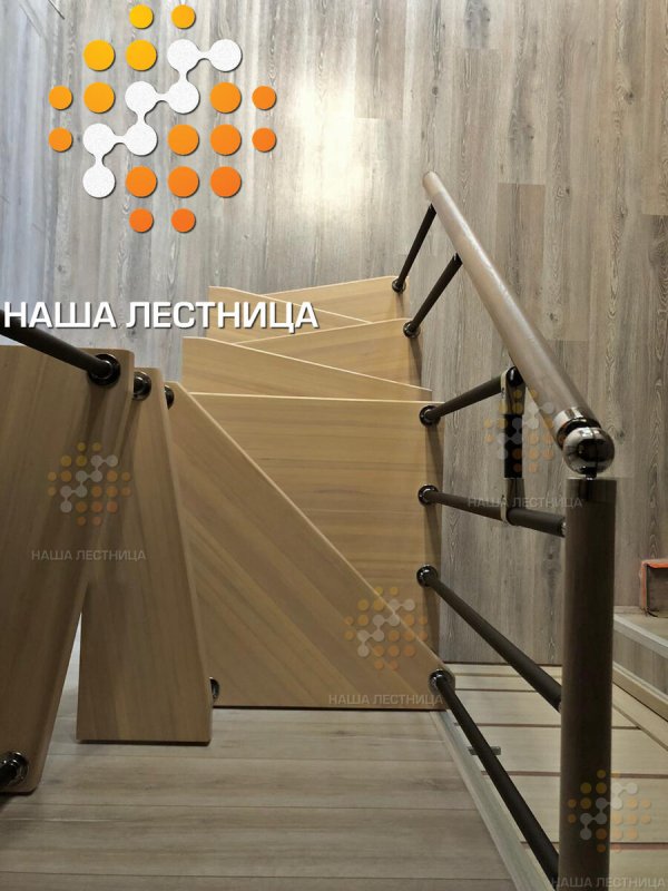 Деревянная лестница одномаршевая на косоурах