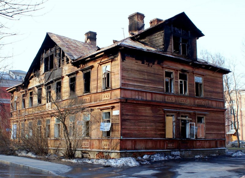 Старый двухэтажный деревянный дом