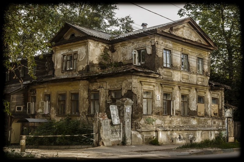Старый дом в городе