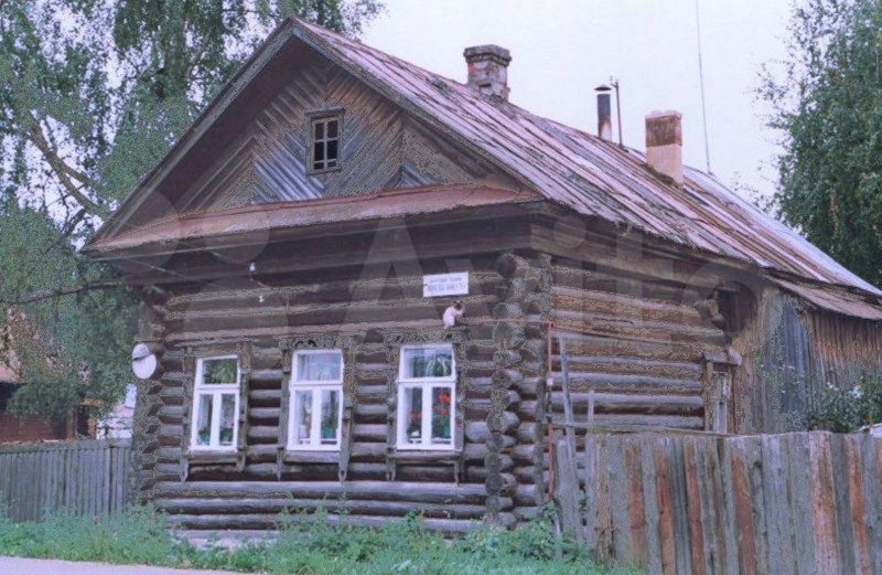 Старый деревянный дом в деревне