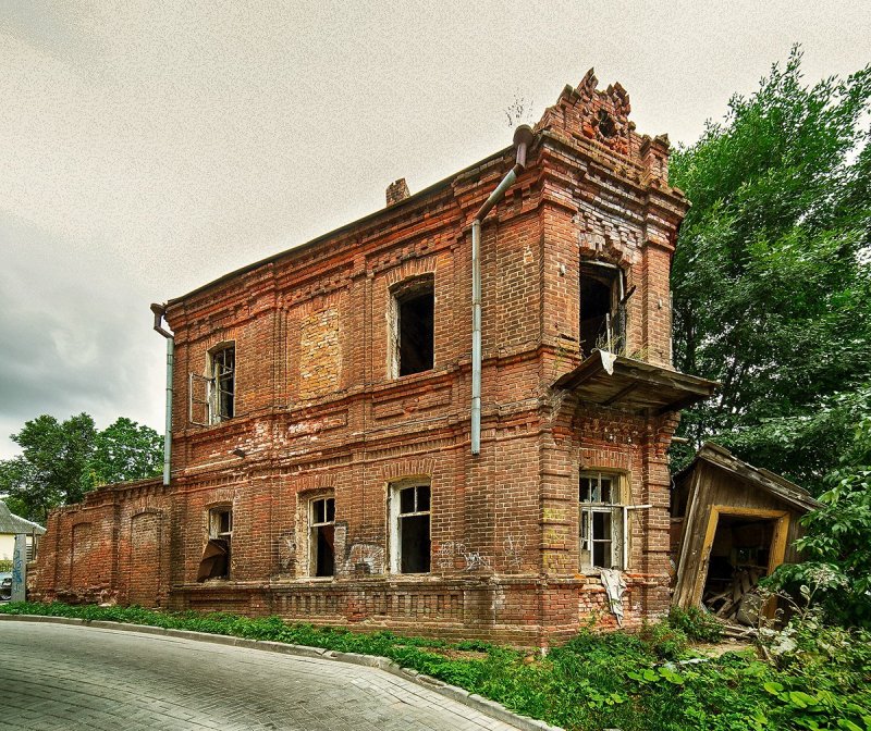 Старинные кирпичные постройки Иркутска