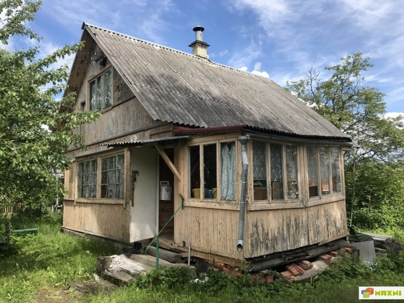 Домик на даче старый