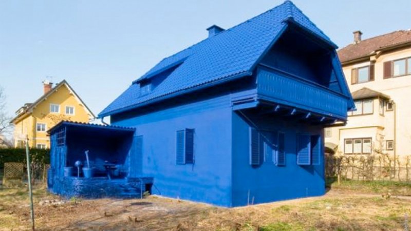 Домик с синей крышей