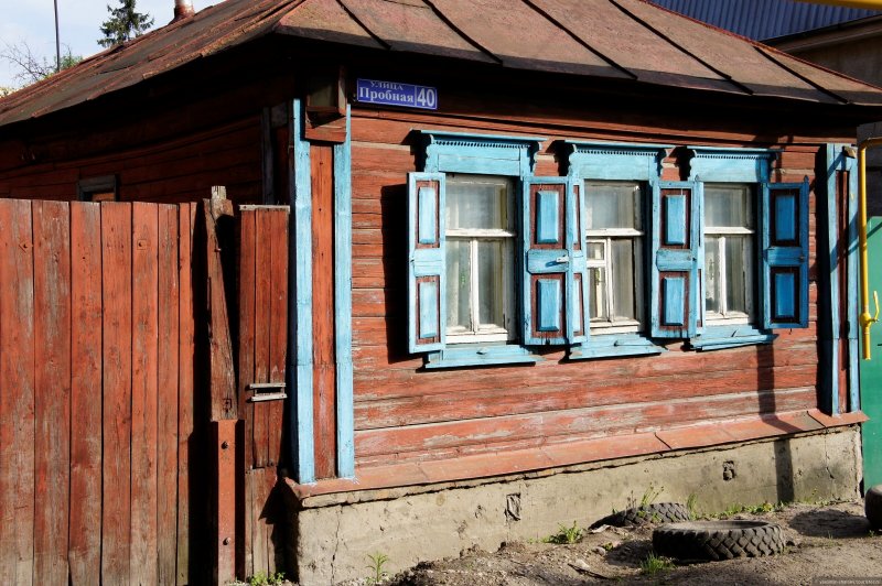 Деревянный дом со ставнями