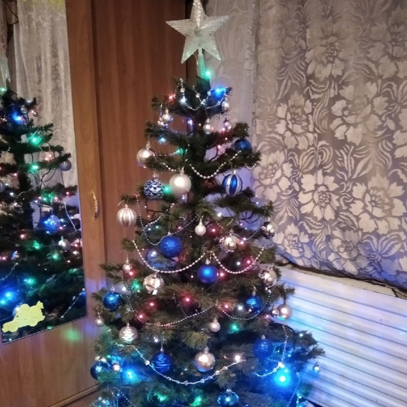 Красиво украсить живую елку