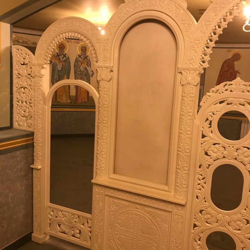 Большой стеклянный иконостас для квартиры