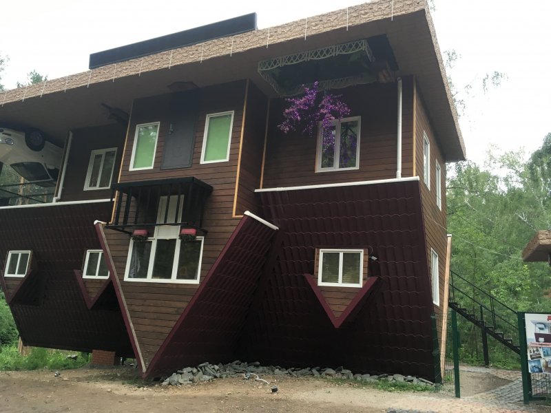 Дом вверх дном Шерегеш