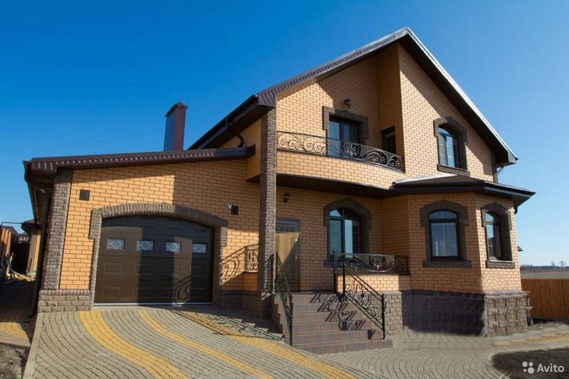 Красивый дом из кирпича двухэтажный