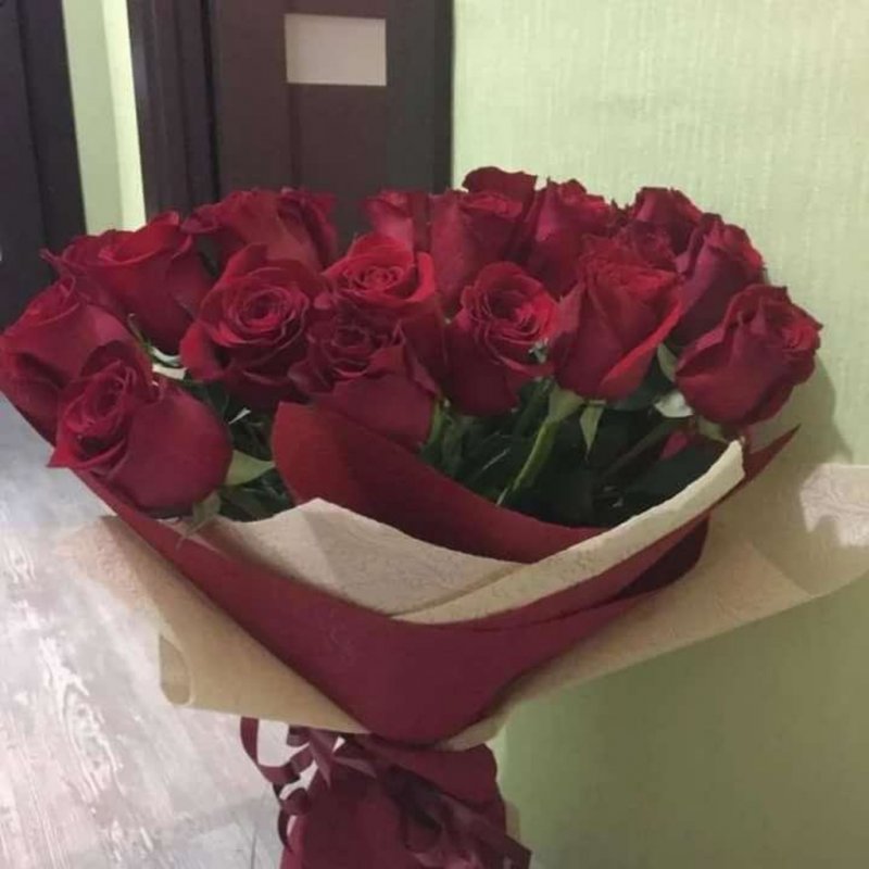 Большой бордовый букет из роз