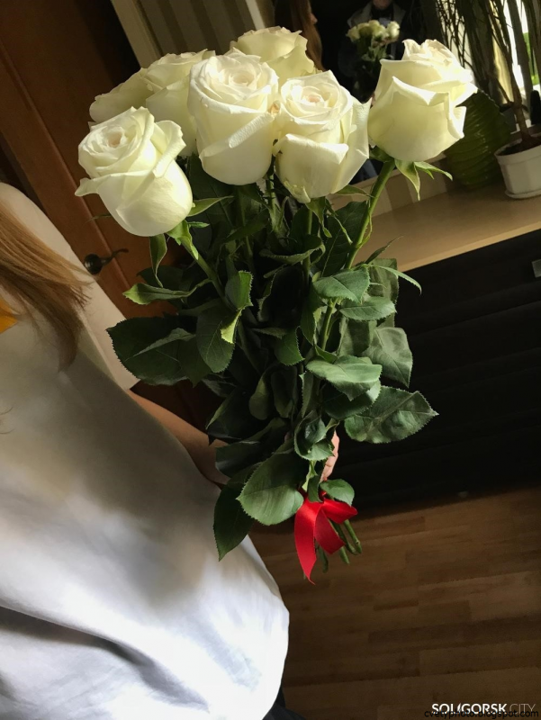Белые розы дома