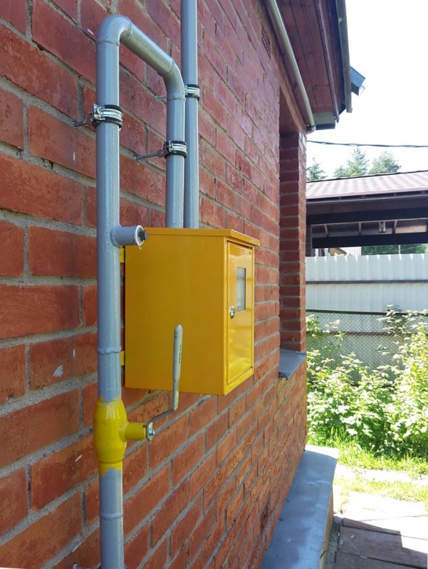 Газовая труба на участке
